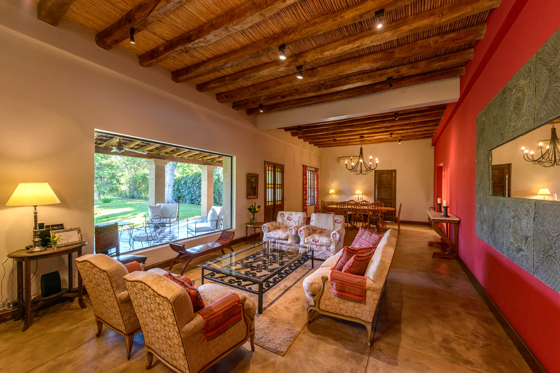 Elegant living room lounge area at Verde Oliva Casa de Huéspedes